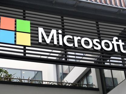 شعار \"مايكروسوفت\" خارج مركز التكنولوجيا التابع لها في نيويورك، الولايات المتحدة الأميركية - المصدر: بلومبرغ