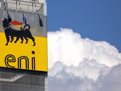 شعار \"إيني\" على مبنى الشركة في روما، إيطاليا - المصدر: بلومبرغ