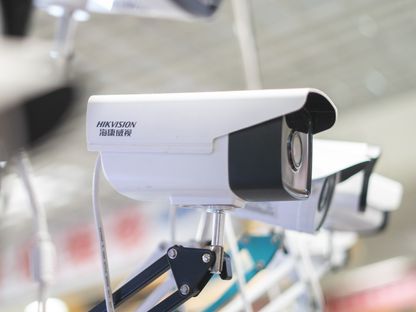 كاميرا مراقبة من إنتاج \"هيكفيجن\" الصينية أكبر الشركات المصنعة لكاميرات المراقبة في العالم - المصدر: غيتي إيمجز