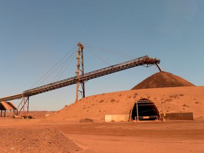 كومة من مخزون خام الحديد في منجم خام الحديد التابع لمجموعة \"ريو تينتو\" في منطقة بيلبارا بغرب أستراليا - المصدر: بلومبرغ