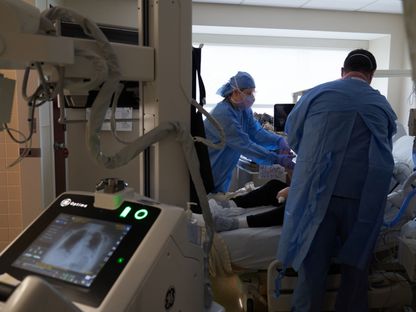 فنّيو قسم الأشعة السينية يأخذون صورة شعاعية لصدر مريض مصاب بفيروس \"كوفيد-19\" في قسم العناية المركزة في مستشفى هارتفورد في هارتفورد، ولاية كونيتيكت، الولايات المتحدة، يوم 1 فبراير 2022 - المصدر: بلومبرغ
