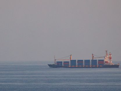 سفينة الحاويات \"كوتا رحمت\" تقترب من مضيق باب المندب، جيبوتي  - المصدر: بلومبرغ