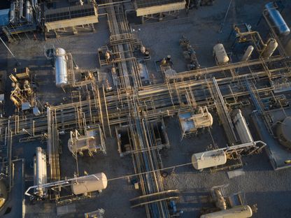 خطوط أنابيب في منشأة لتخزين الغاز الطبيعي تحت الأرض في سانتا كلاريتا ، كاليفورنيا. - المصدر: بلومبرغ
