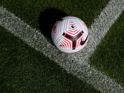 كرة قدم تحمل شعار \"البريميرليغ\" في أحد الملاعب الإنجلزيزية - المصدر: غيتي إيمجز