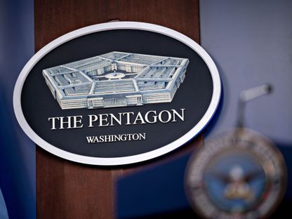 شعار البنتاغون يظهر في غرفة الإحاطة الإعلامية بوزارة الدفاع الأميركية في أرلينغتون، فيرجينيا، الولايات المتحدة - المصدر: بلومبرغ