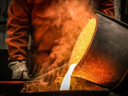 عامل يصب الذهب من بوتقة في قالب بمصفاة في سيدني ، نيو ساوث ويلز ، أستراليا ، يوم الخميس، 2 يوليو 2020. - المصدر: بلومبرغ