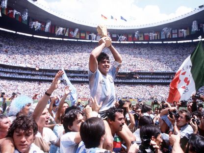 مارادونا حاملاً كأس العالم ومحمولاً على الأكتاف بعد فوز الأرجنتين بمونديال 1986 في المكسيك