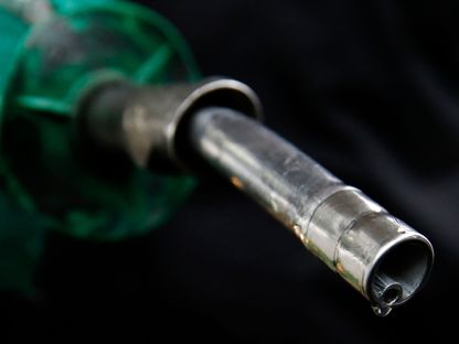 قطرة بنزين في فوهة خرطوم لتعبئة الوقود - المصدر: بلومبرغ