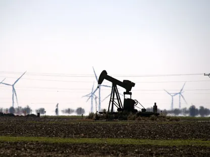 مضخة تعمل في حقل نفط بمنطقة \"كورباس كريستي\". تكساس، الولايات المتحدة - المصدر: بلومبرغ