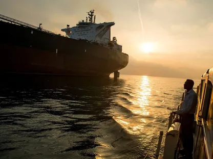 سفينة دعم تبحر إلى جانب ناقلة النفط 'ديفون' أثناء استعدادها لنقل الخام إلى أسواق التصدير من بندر عباس - المصدر: بلومبرغ