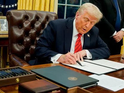 الرئيس الأميركي دونالد ترمب أثناء توقيعه على أمر تنفيذي في المكتب البيضاوي بالبيت الأبيض في واشنطن العاصمة بالولايات المتحدة - بلومبرغ