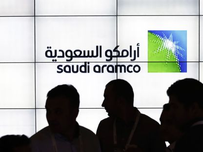 شعار شركة أرامكو السعودية معروض على شاشة إلكترونية في جناح الشركة خلال مؤتمر البترول العالمي الثاني والعشرين في اسطنبول، تركيا في 12 يوليو 2017. - المصدر: بلومبرغ