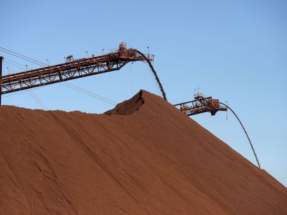 خام الحديد يتساقط على مخزونات منجم \"كلاود بريك \" التابع لشركة \" فورتسكيو ميتالز غروب\"  بمنطقة بيلبارا في ولاية ويسترن أستراليا - المصدر: بلومبرغ