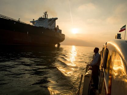 سفينة دعم تحمل العلم الإيراني تبحر إلى جانب ناقلة النفط \"ديفون\" لنقل النفط الخام، إيران - المصدر: بلومبرغ