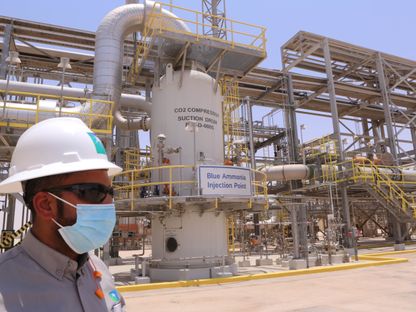 موظف بالقرب من نقطة حقن الأمونيا الزرقاء في محطة الحوية لاستعادة سوائل الغاز الطبيعي، التي تديرها شركة أرامكو السعودية، في الحوية، المملكة العربية السعودية  - المصدر: رويترز