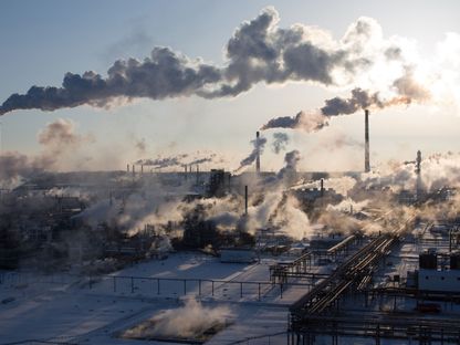 مداخن تخرج البخار بمنشأة \"نوفوكويبيشيفسك\" التي تشغلها شركة \"روسنفت\" - المصدر: بلومبرغ