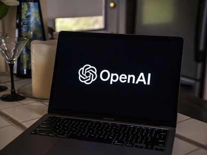 شعار \"Open AI\" على جهاز كمبيوتر محمول - المصدر: بلومبرغ