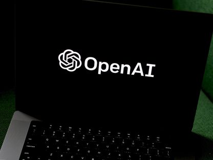 شعار \"OpenAI\" على جهاز كمبيوتر محمول. - المصدر: بلومبرغ