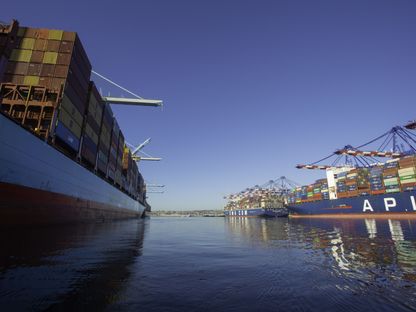 سفن نقل الحاويات راسية في ميناء لوس أنجلوس  - المصدر: بلومبرغ