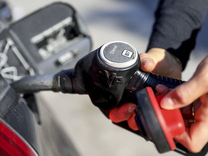 سائق يزود سيارته بالديزل في إحدى محطات الوقود في روما، إيطاليا.  - المصدر: بلومبرغ