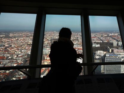 زائر يطل على أفق المدينة من برج تلفزيون برلين في برلين، ألمانيا - المصدر: بلومبرغ