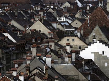 أسطح مباني سكنية تقليدية سويسرية بمدينة برن القديمة - المصدر: بلومبرغ