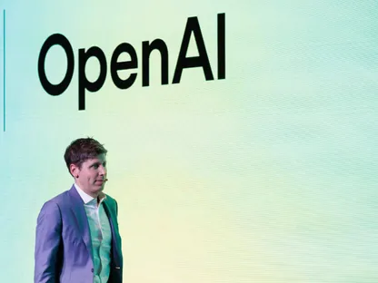 سام ألتمان، الرئيس التنفيذي لشركة \"أوبن إيه آي\" ووراءه شعار الشركة - بلومبرغ