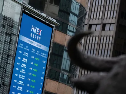 شعار بورصة هونغ كونغ على لوحة إلكترونية تعرض أسعار الأسهم في ساحة مجمع البورصة (The Exchange Square) في هونغ كونغ، الصين - المصدر: بلومبرغ