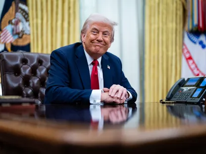 الرئيس الأميركي دونالد ترمب في المكتب البيضاوي في البيت الأبيض - بلومبرغ