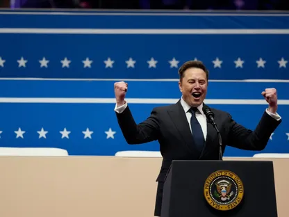 إيلون ماسك، الرئيس التنفيذي لشركة \"تسلا\"، أثناء إلقائه كلمة خلال مراسم تنصيب الرئيس دونالد ترمب في \"كابيتال وان أرينا\" في واشنطن العاصمة، الولايات المتحدة، 20 يناير 2025 - بلومبرغ