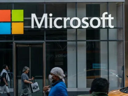 مارة يسيرون أمام مركز \"مايكروسوفت\" للتكنولوجيا في نيويورك - المصدر: بلومبرغ