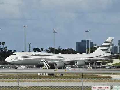 طائرة بوينغ 747 القطرية على مدرج مطار بالم بيتش الدولي بعد أن قام دونالد ترمب بجولة على متنها في 15 فبراير 2025 - بلومبرغ