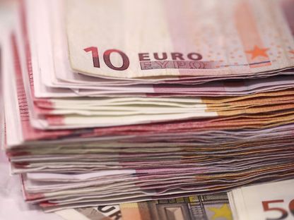 رزمة من أوراق النقد من فئة 10 يورو - بلومبرغ