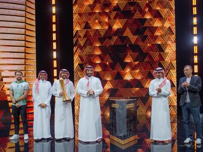 ولي العهد السعودي يسلم كأس العالم للرياضات الإلكترونية لفريق "فالكونز" - الشركة