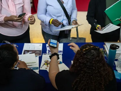 باحثون عن عمل يتحدثون إلى مسؤولي توظيف خلال معرض الوظائف والمعرض السنوي الذي تنظمه مكتبة نيويورك العامة في مركز مكتبة برونكس في حي برونكس في نيويورك، الولايات المتحدة - بلومبرغ