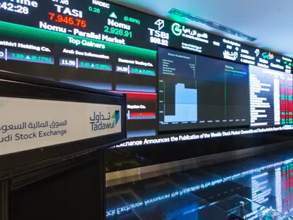 شاشة تعرض أسعار الأسهم داخل سوق الأسهم السعودية \"تداول\" في الرياض. 10 أبريل 2018 - بلومبرغ