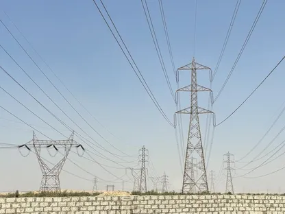 أبراج كهرباء ضغط عالٍ جنوب العاصمة المصرية القاهرة - المصدر: بلومبرغ