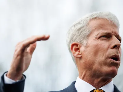 كريس رايت وزير الطاقة الأميركي يتحدث إلى وسائل الإعلام خارج البيت الأبيض في واشنطن العاصمة. 19 مارس 2025 - بلومبرغ