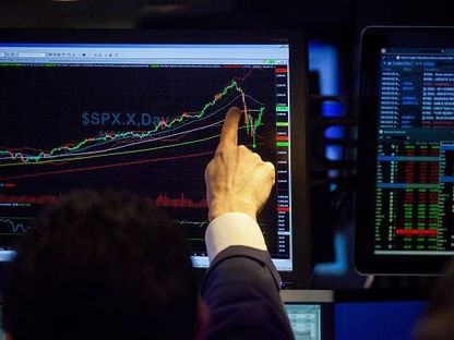 متداول يتابع حركة مؤشر ستاندرد آند بورز 500 في بورصة نيويورك، الولايات المتحدة - المصدر: بلومبرغ