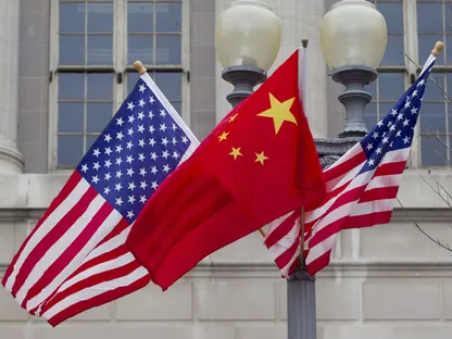 أعلام الولايات المتحدة والصين تحلق على طول شارع في بنسلفانيا بواشنطن العاصمة، الولايات المتحدة، يوم الاثنين، 17 يناير 2011 - المصدر: بلومبرغ