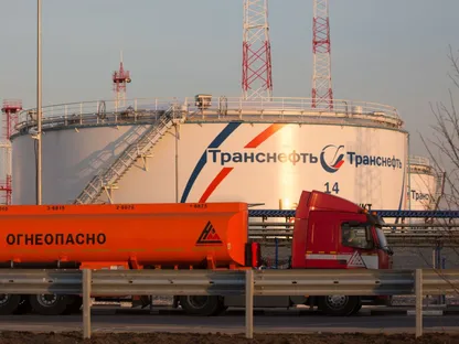 ناقلة غاز تمر من أمام صهاريج تخزين النفط في محطة تديرها شركة \"ترانسنفت\"، في قرية كونستانتينوفو، بالقرب من موسكو، روسيا - المصدر: بلومبرغ