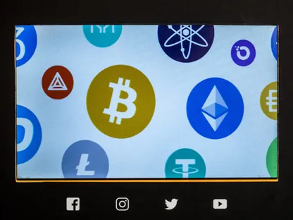 شعارات عدد من العملات المشفرة معروضة على شاشة ماكينة صراف آلي داخل بورصة للعملات المشفرة في برشلونة، إسبانيا - المصدر: بلومبرغ