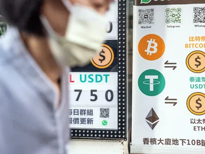 شخص يمر أمام لوحة تستعرض أسعار صرف عملة \"تيثر\" (USDt) مقابل دولار هونغ كونغ في متجر لتبادل العملات المشفرة في هونغ كونغ، الصين - بلومبرغ