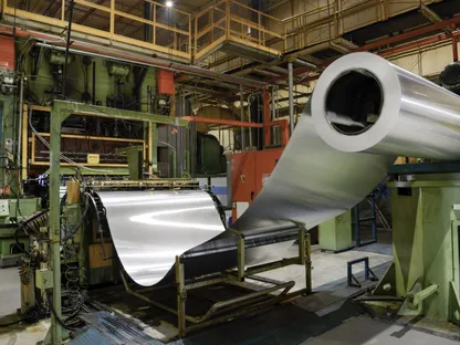 عمليات تصنيع ألواح الألمنيوم - المصدر: بلومبرغ