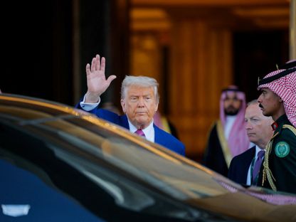 الرئيس الأميركي دونالد ترمب يلوح بيده وهو يهم باستقلال سيارة خلال زيارته إلى الرياض، المملكة العربية السعودية (13 مايو 2025) - رويترز