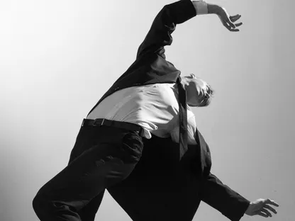 صورة تعبيرية لرجل ببدلة رسمية يميل بجسده في إشارة إلى التقلبات - بلومبرغ