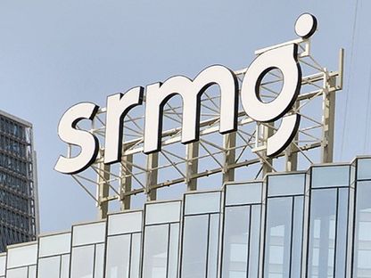 شعار المجموعة السعودية للأبحاث والإعلام (srmg) يتصدر واجهة مقر الشركة في برج ضمن مركز الملك عبدالله المالي بالرياض، المملكة العربية السعودية (المصدر: أرقام) - الشرق