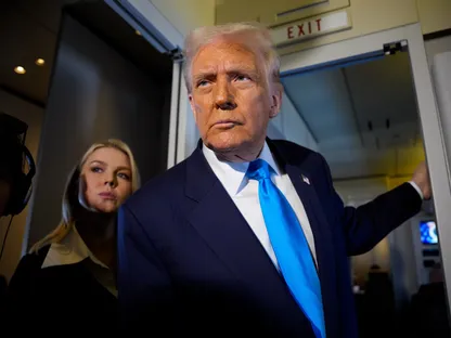 الرئيس الأميركي دونالد ترمب يجيب عن أسئلة الصحفيين وخلفه المتحدثة باسم البيت الأبيض كارولاين ليفيت على متن طائرة الرئاسة الأميركية في الطريق إلى كوريا الجنوبية، 29 أكتوبر 2025 - Getty Images