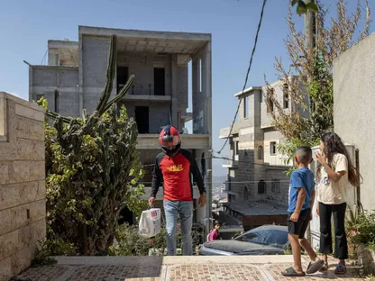 ساعي توصيل من \"هات\" يجلب طلبية - بلومبرغ