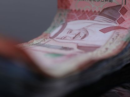 أوراق نقد من فئة 100 ريال سعودي - المصدر: بلومبرغ